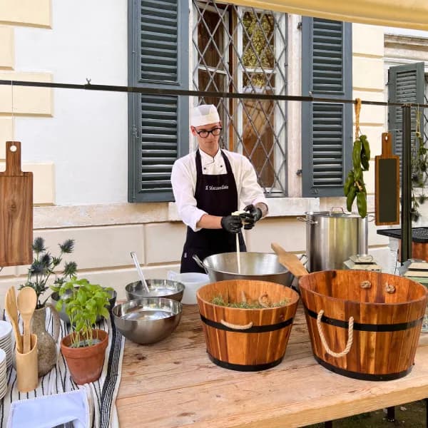 Andrea durante la lavorazione della mozzarella artigianale