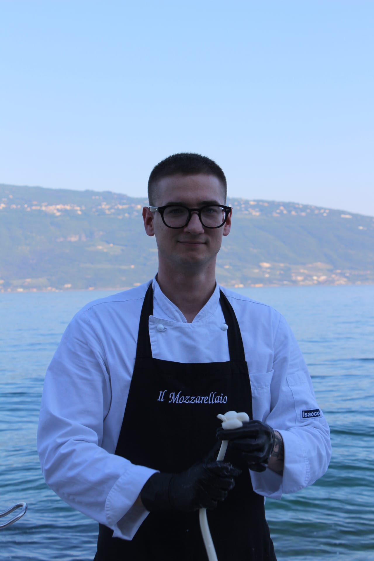 Andrea, il mozzarellaio, in divisa da chef sul Lago di Garda