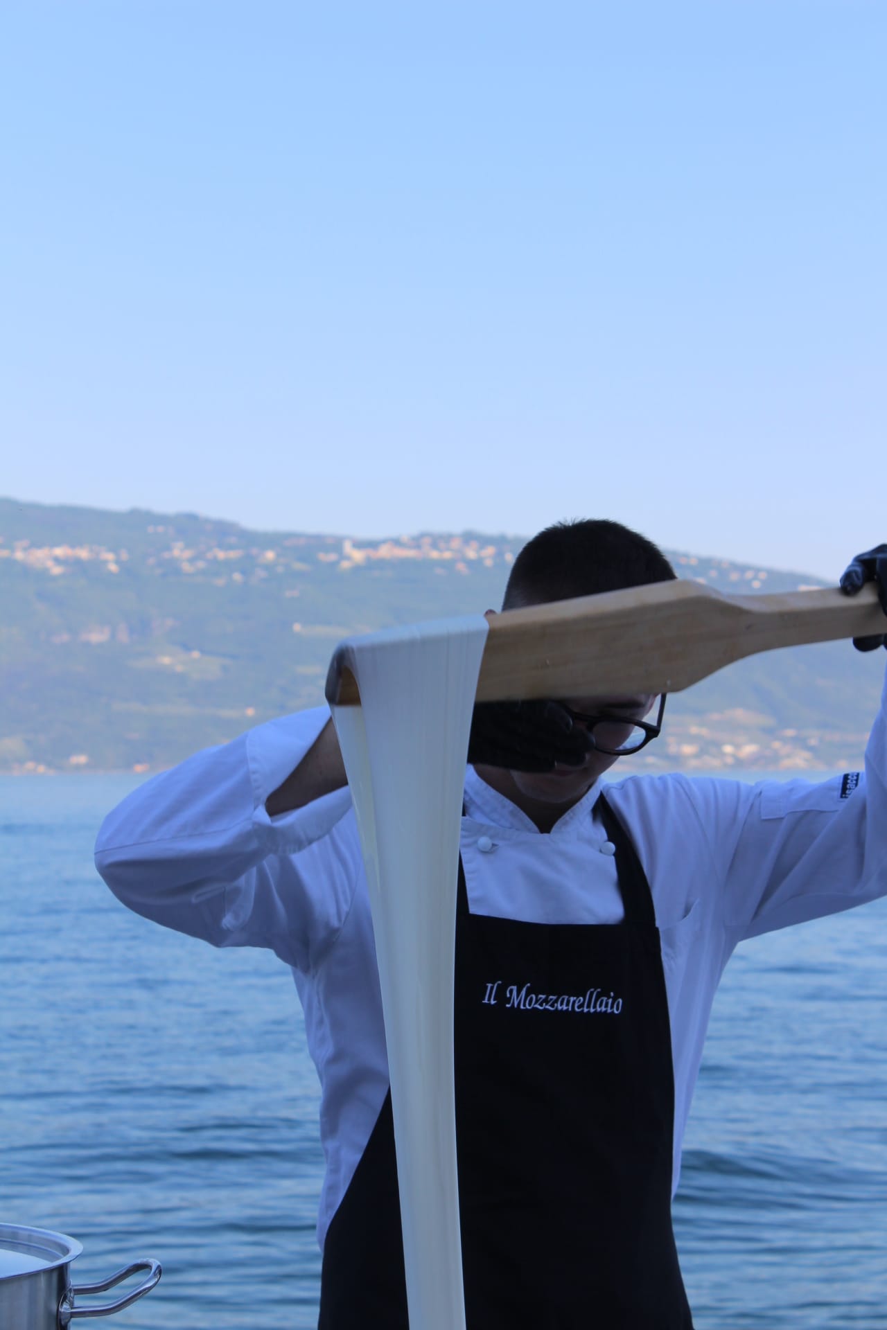 Lavorazione della mozzarella filata a mano da Andrea