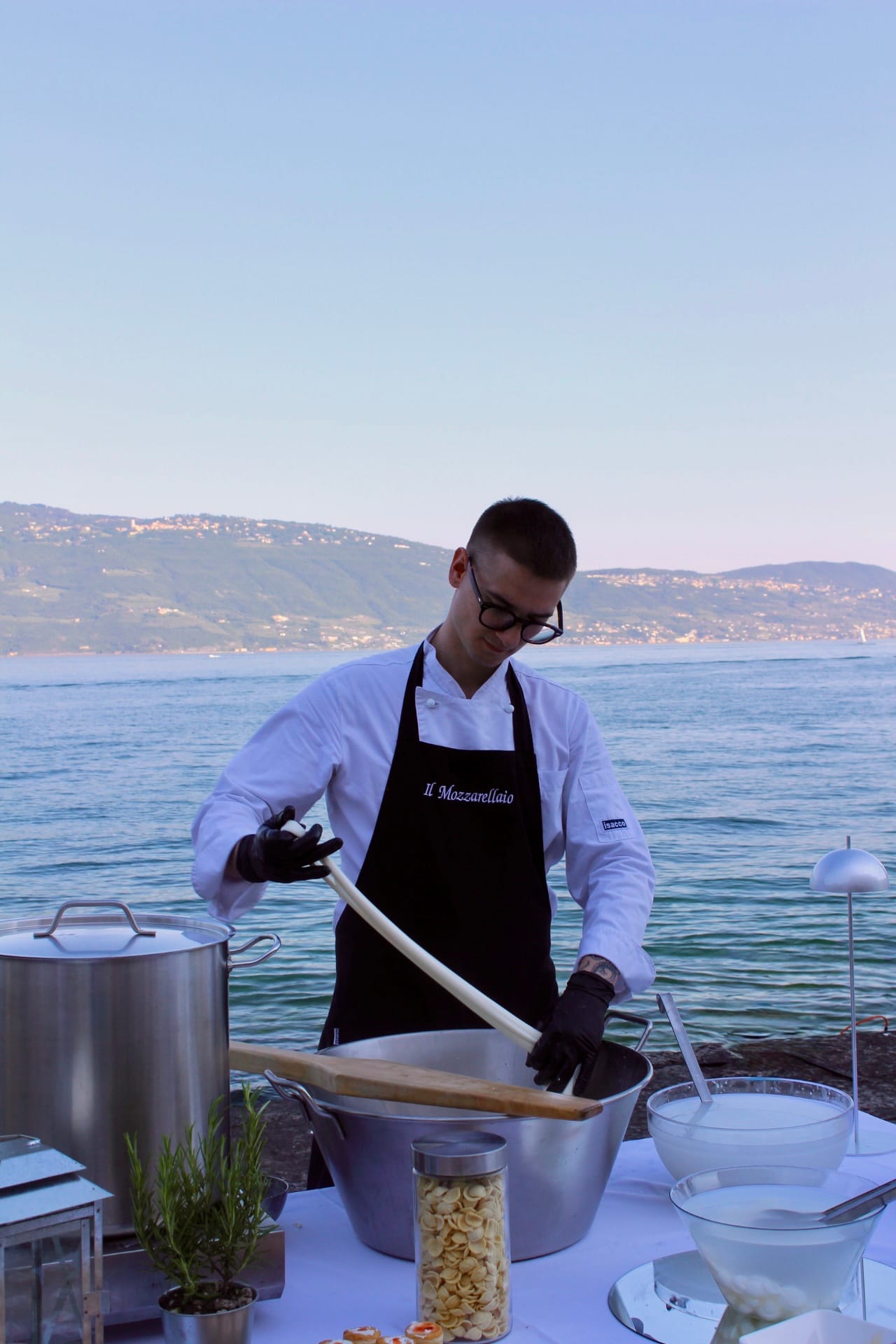 Andrea prepara la mozzarella filata a mano durante lo showcooking