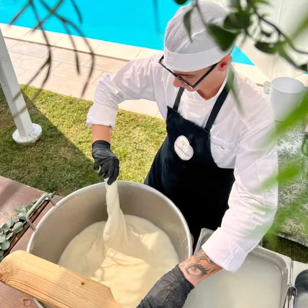 Andrea prepara mozzarella fresca durante show cooking