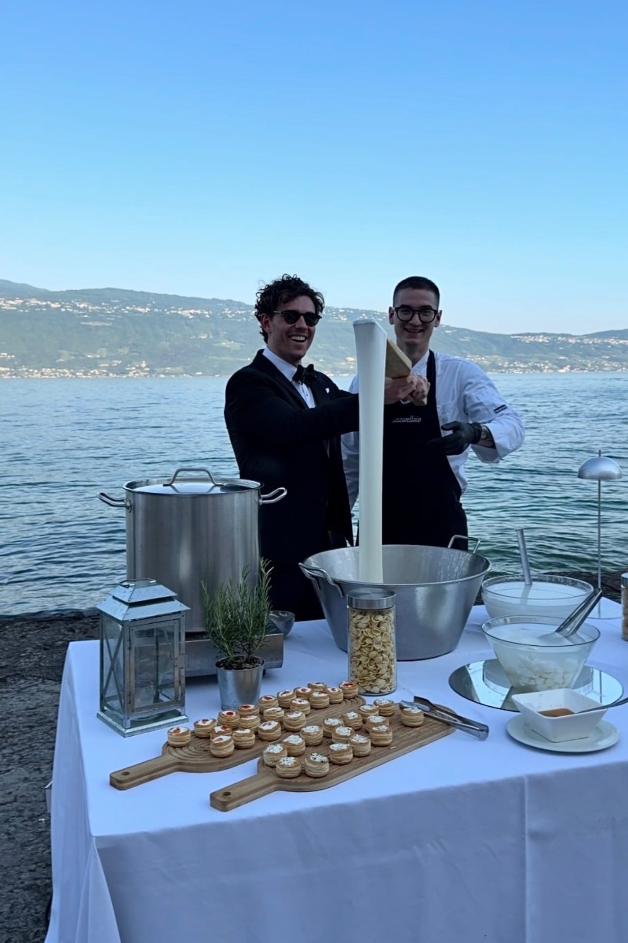 Showcooking con finger food e mozzarella filata sul Lago di Garda