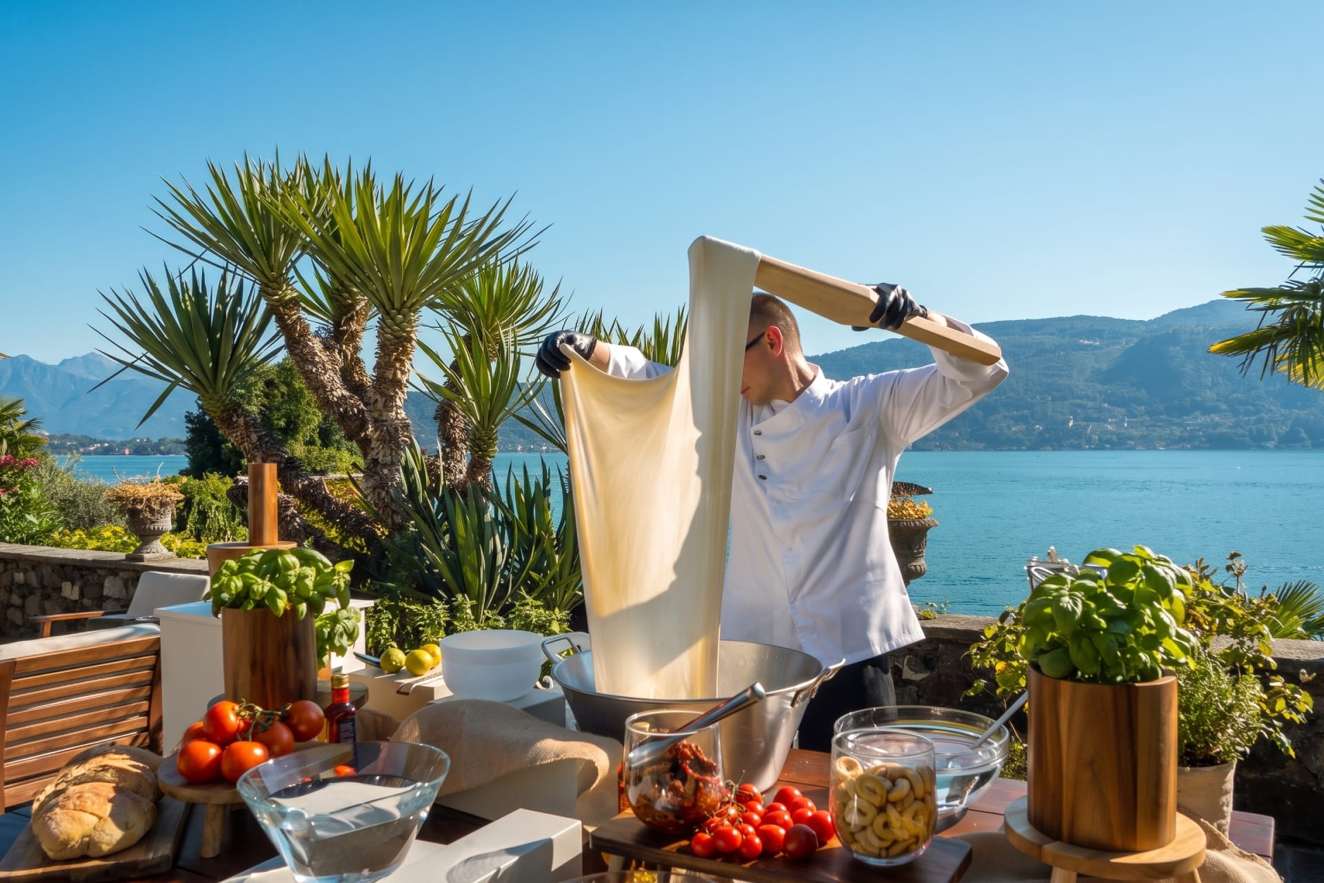 Il mozzarellaio prepara la mozzarella filata a mano sul Lago di Garda